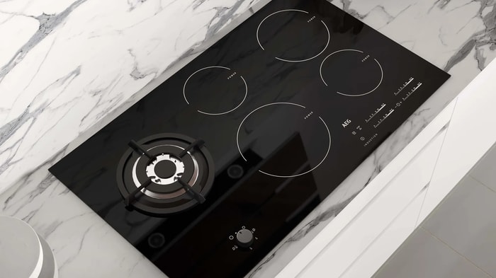 Induction hob with a gas ring
